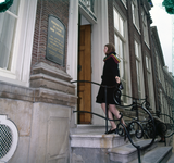 846150 Afbeelding van de aankomst van een nieuwe werknemer van de provincie Utrecht op het bordes van het provinciehuis ...